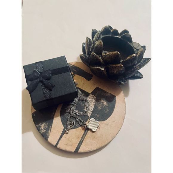 Red and SILVER CLOVER FLOWER NECKLACE - Picture 2 of 6